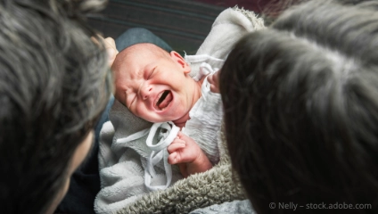Baby weint, Eltern schauen